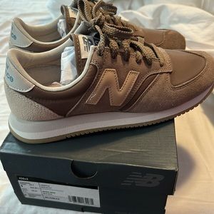 NEW BALANCE
420 V2 SNEAKER - WOMEN'S